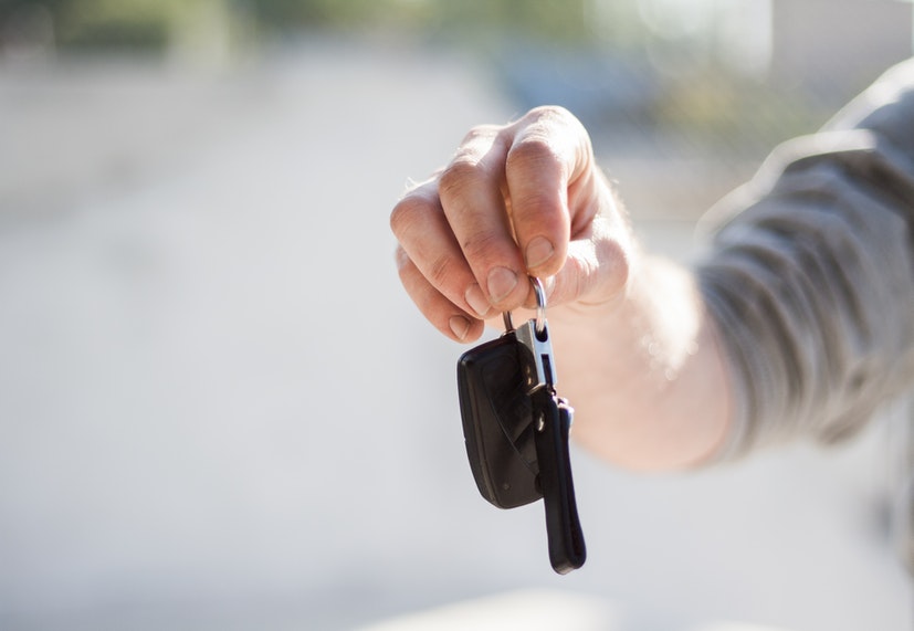 Autor experto para el programa Amadeus trabajando en una transacción de reserva de coches.