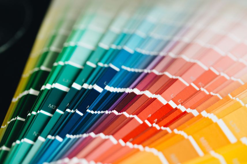 Abanico de muestras de color en distintos tonos, usado para ilustrar el contraste como criterio de accesibilidad digital.