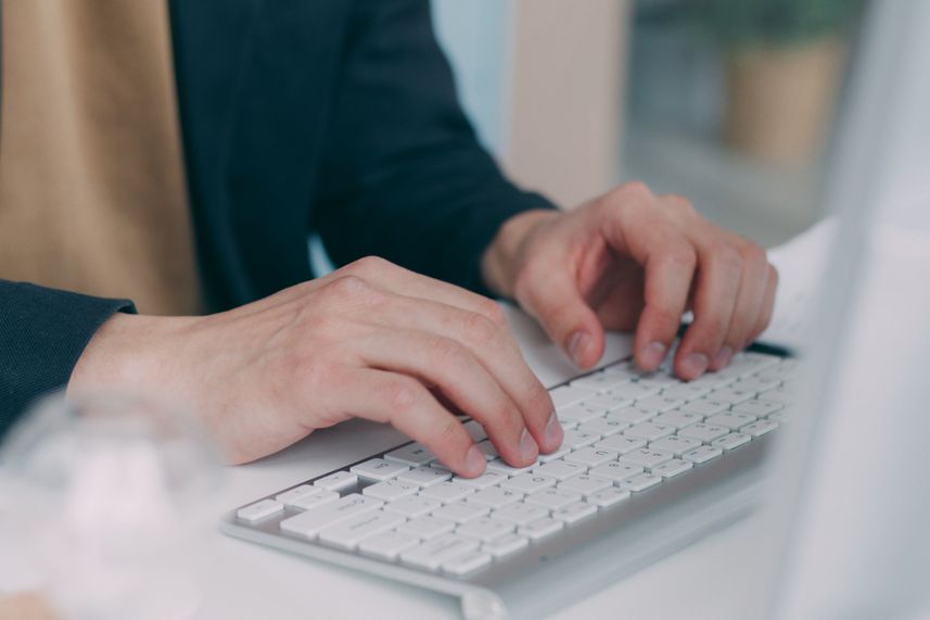 Manos escribiendo en el teclado de un ordenador, uno de los puntos clave que se revisan al evaluar la accesibilidad digital de una plataforma.