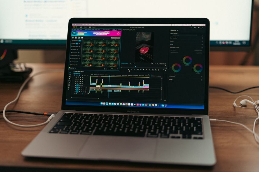 Ordenador portátil con un programa de edición de vídeo abierto, durante la fase de producción donde se decide la accesibilidad digital de subtítulos y audiodescripción.