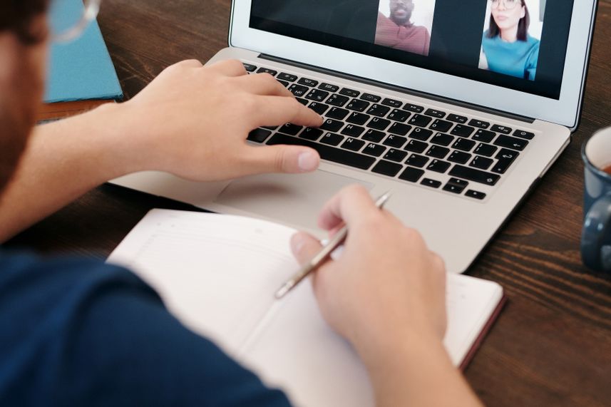 Persona trabajadora haciendo uno de los cursos más demandados por las empresas en teleformación