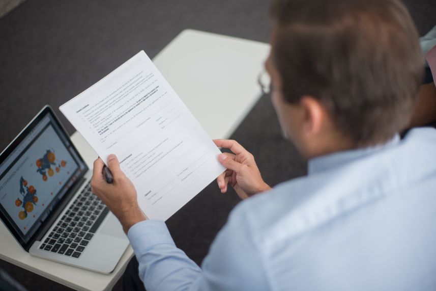 Responsable de Recursos Humanos revisando los cursos más demandados por las empresas